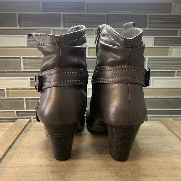 Maurice Fashions Gray Wrapped Buckle Ankle Bootie Boots Woman's Shoe Size 6 - Picture 4 of 12